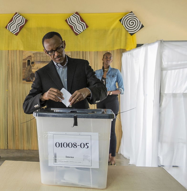 © Reuters. رئيس رواندا يشكر المواطنين بعد استفتاء سمح له بتمديد فترة حكمه