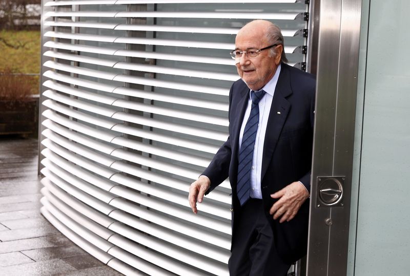 © Reuters. FIFA's suspended president Blatter leaves after a news conference in Zurich