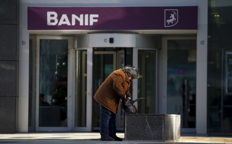 © Reuters. A woman leaves the headquarters of Portuguese bank Banif in Lisbon