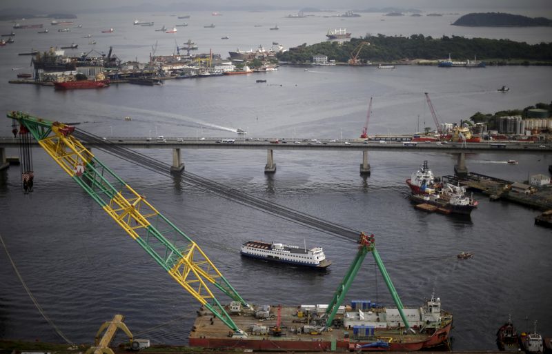 © Reuters. فرق تفتيش تحاول القضاء على التلوث في خليج بالبرازيل قبل سباق اولمبي