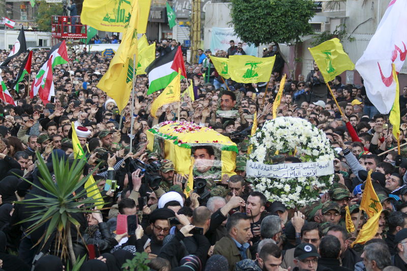 © Reuters. Integrantes do Hezbollah carregam caixão de militante Qantar em Beirute