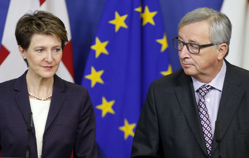 © Reuters. Swiss President Sommaruga and EU Commission President Juncker hold a joint news conference in Brussels