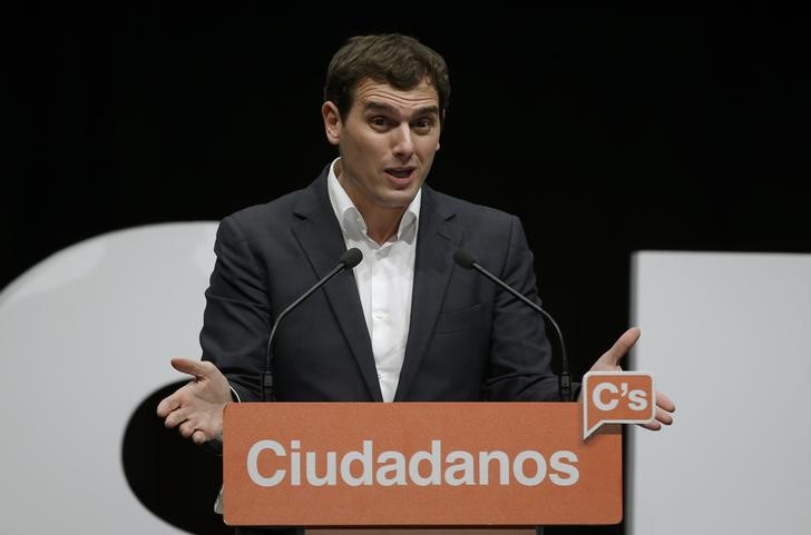 © Reuters. Rivera pide al PSOE mover ficha: dejar gobernar o intentar formar gobierno