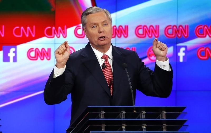 © Reuters. Pré-candidato republicano, senador norte-americano Lindsey Graham, durante debate