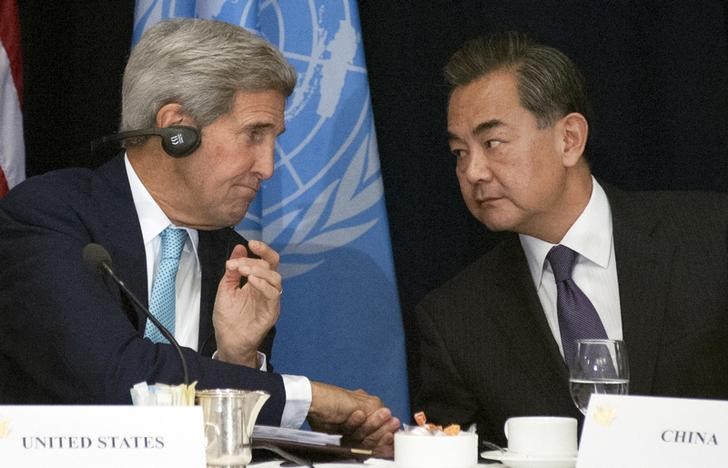 © Reuters. U.S. Secretary of State Kerry shakes hands with China's Foreign Minister Wang at a high-level U.N. event on Afghanistan in New York