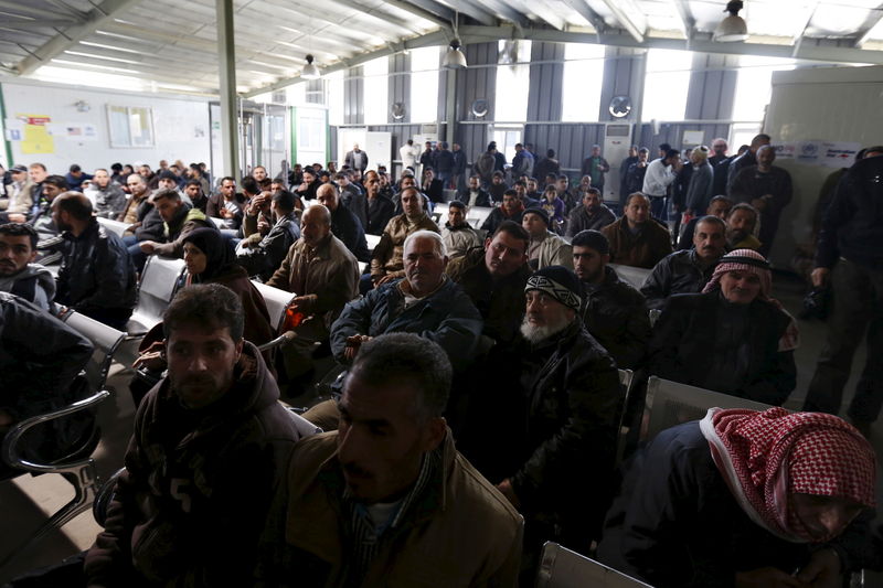 © Reuters. Syrian refugees wait to register at the UNHCR office in Amman