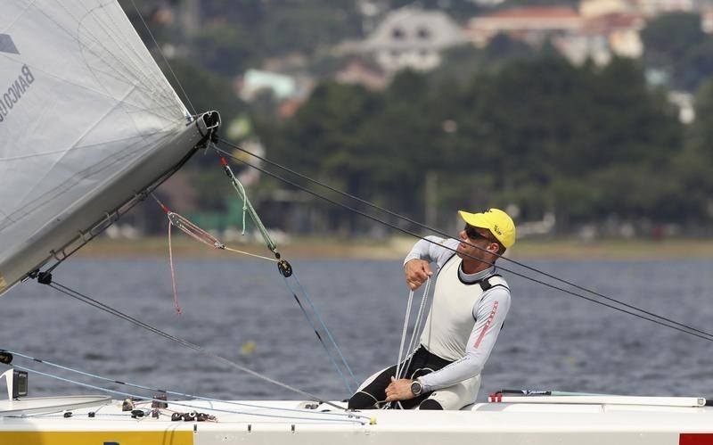 © Reuters. Robert Scheidt participa de treino para os Jogos de Londres, em 2012