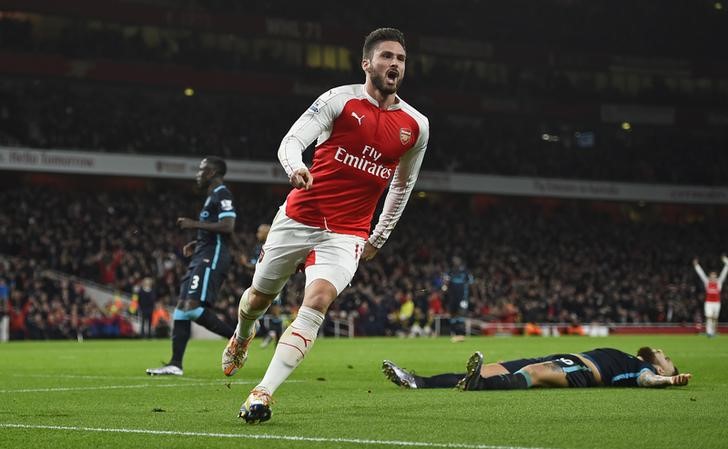 © Reuters. Olivier Giroud, do Arsenal, comemora gol contra o Manchester City