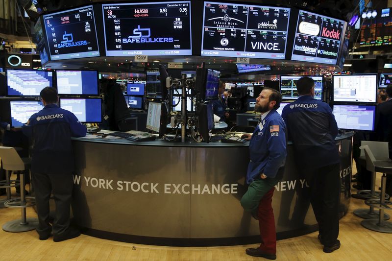 © Reuters. Traders work on the floor of the New York Stock Exchange (NYSE) shortly after the opening bell in New York