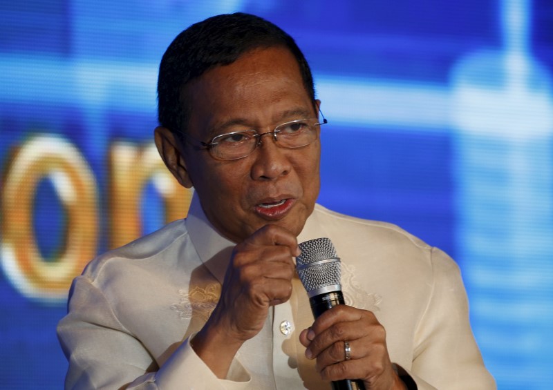 © Reuters. Vice President Jejomar Binay, one of the four contenders in 2016 presidential elections speaks during a business forum in Pasay