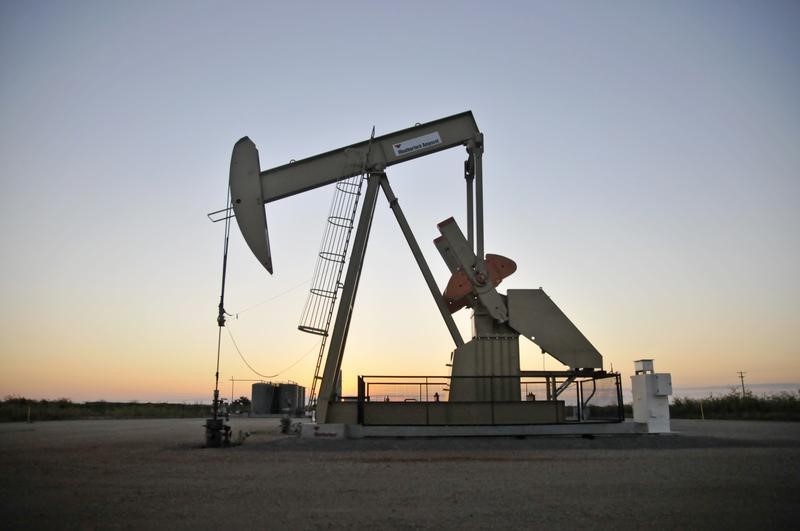 © Reuters. Станок-качалка Devon Energy Production Company под Гатри, Оклахома
