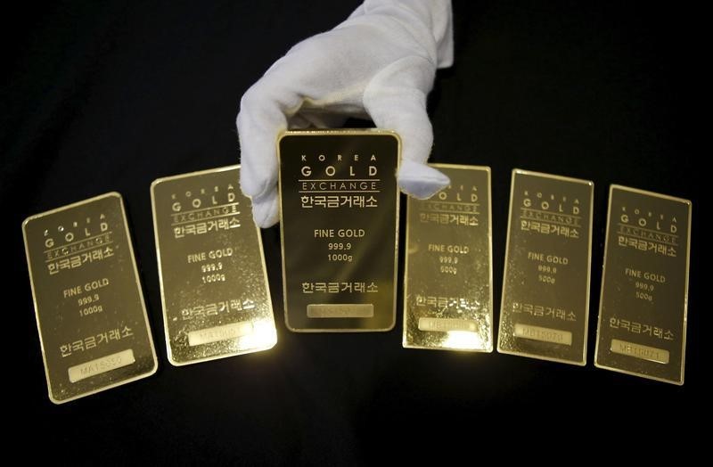 © Reuters. Слитки золота в здании Korea Gold Exchange в Сеуле