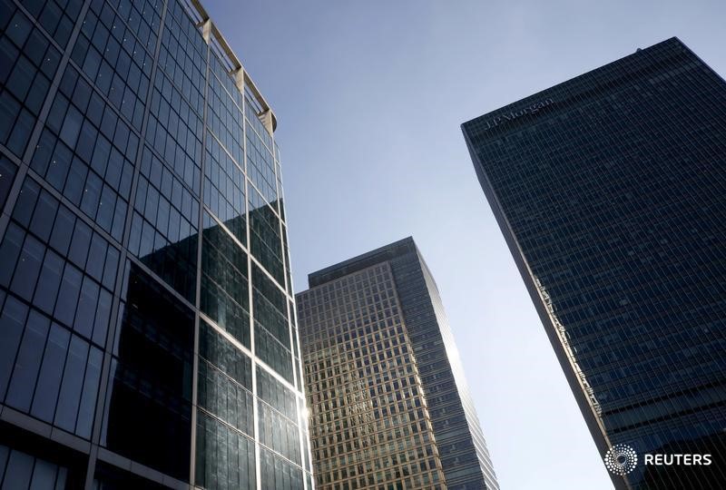 © Reuters. Skyscrapers are seen at Canary Wharf financial district in London