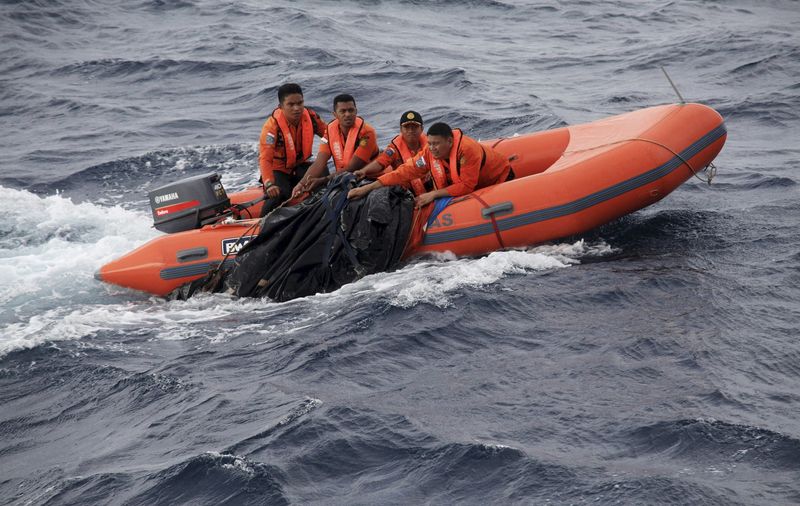 © Reuters. A rescue team takes part in a search for passengers and victims of a ferry sinking in the Gulf of Bone, near Kolaka