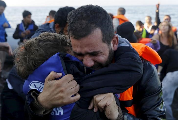 © Reuters. Refugiados após desembarque na ilha grega de Lesbos