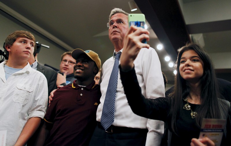 © Reuters. U.S. Republican presidential candidate and former Florida Governor Jeb Bush poses for cell phone photos with students after a town hall meeting at Coastal Carolina University in Conway