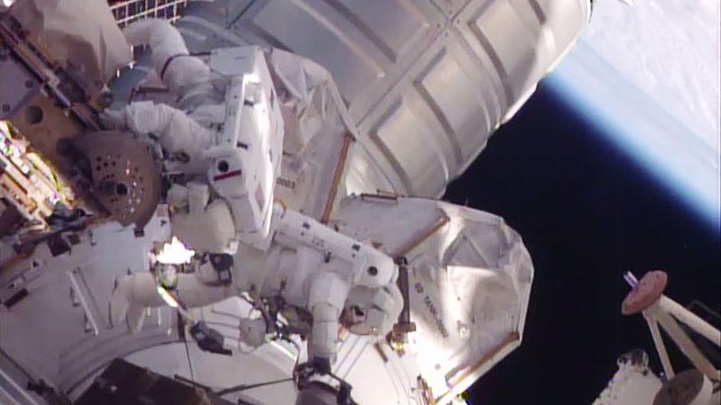 © Reuters. مهمة سير في الفضاء لاثنين من رواد المحطة الفضائية الدولية