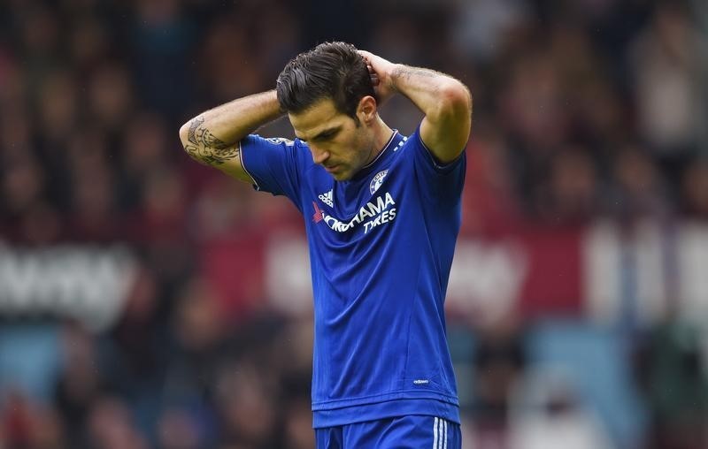 © Reuters. Cesc Fàbregas puede superar una fase difícil en el Chelsea, dice Pedro