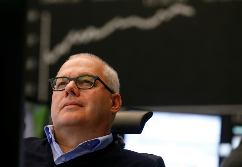 © Reuters. A trader is pictured during a trading session on the trading floor of Frankfurt's stock exchange