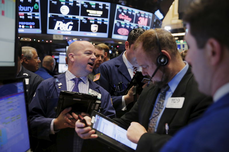 © Reuters. Traders work on the floor of the New York Stock Exchange (NYSE) shortly after the opening bell in New York