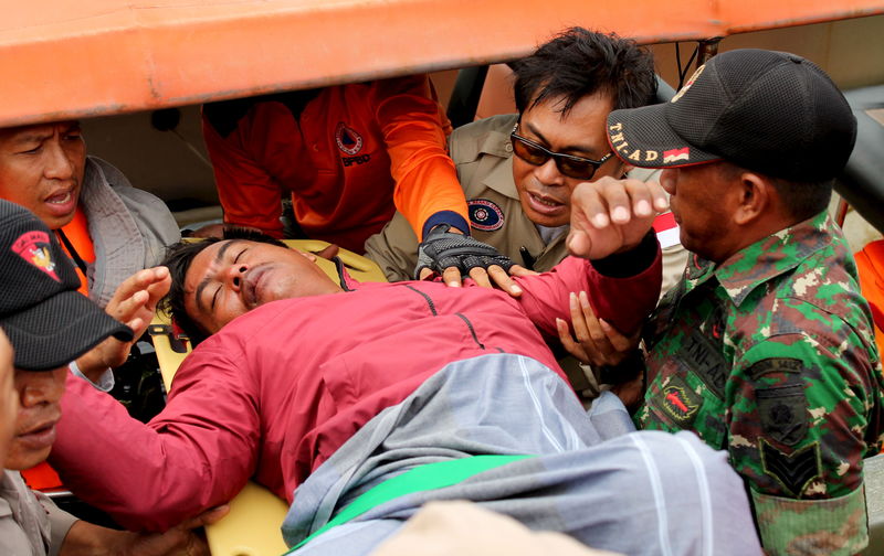 © Reuters. ناجيان من حادث العبارة الإندونيسية وتضاؤل أمل العثور على آخرين