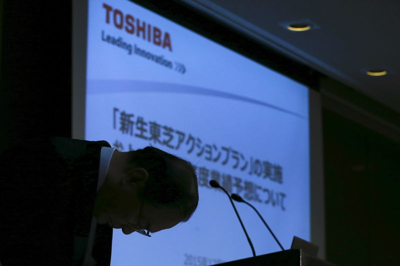 © Reuters. Muromachi bows before a news conference in Tokyo