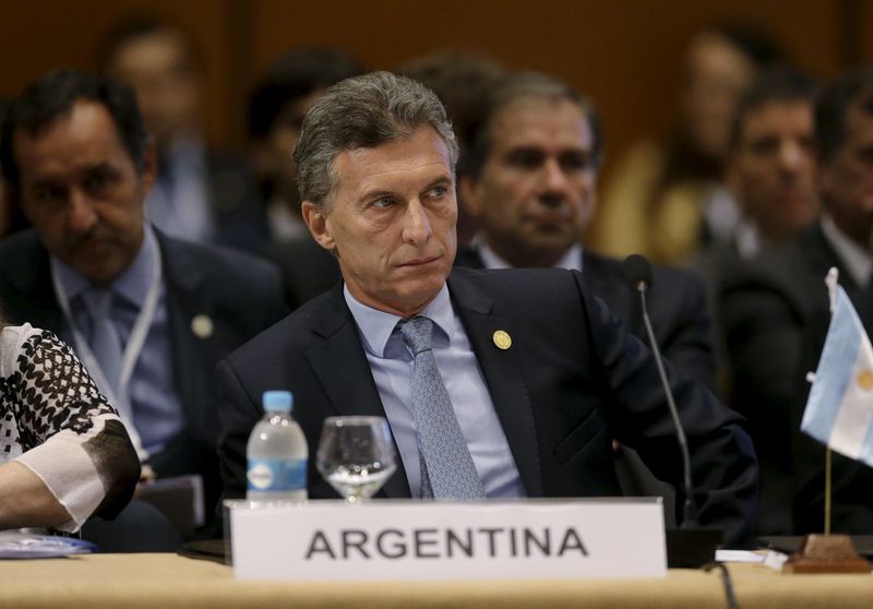 © Reuters. Presidente recém-empossado da Argentina, Mauricio Macri, durante evento no Paraguai