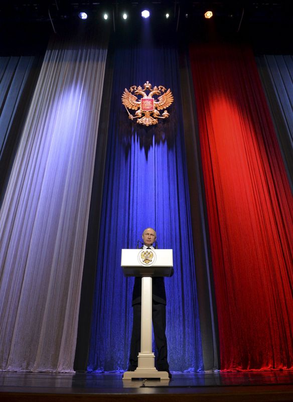 © Reuters. Russian President Putin speaks during concert celebrating Day of security service staff in Moscow