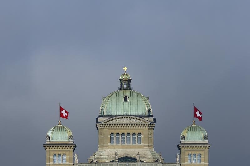 © Reuters. La bandiera svizzera sul tetto del Parlamento a Berna