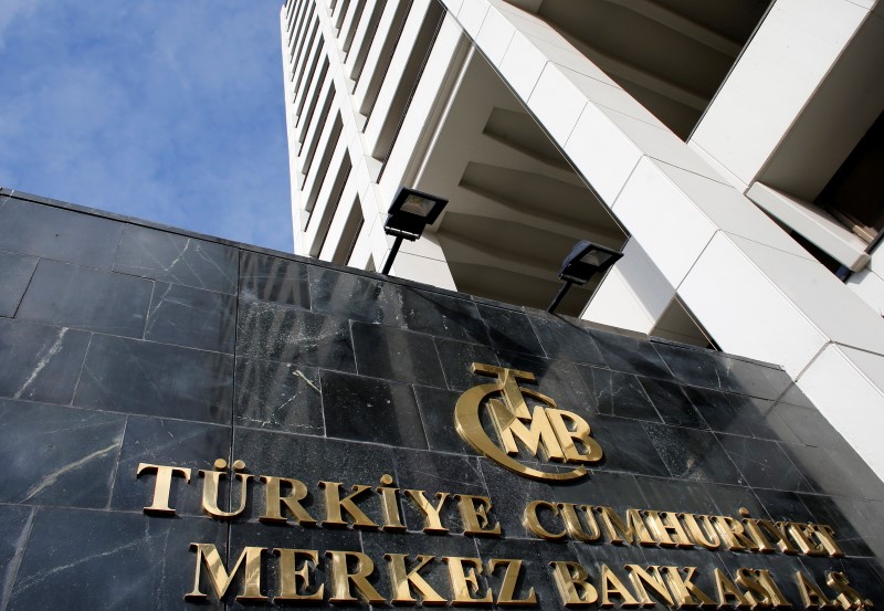 © Reuters. المركزي التركي يبقي أسعار الفائدة دون تغيير في خطوة مفاجئة