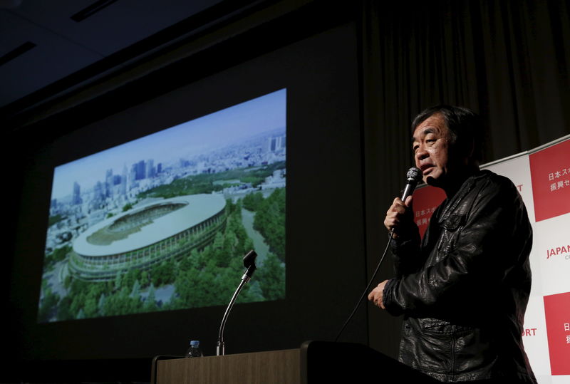 © Reuters. Arquiteto japonês Kengo Kuma apresentando projeto de estádio em Tóquio