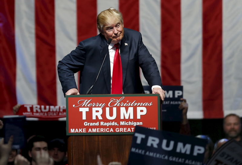 © Reuters. U.S. Republican presidential candidate Donald Trump addresses the crowd during a campaign rally in Grand Rapids