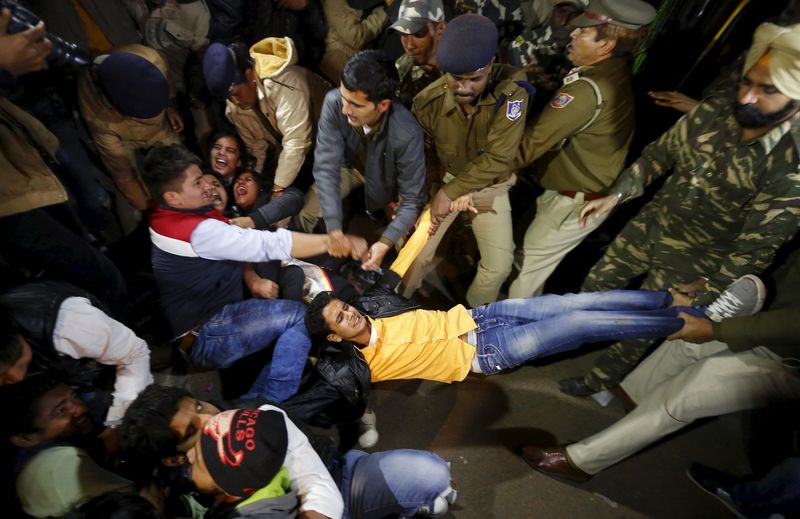 © Reuters. Police detain demonstrators during a protest against the release of a juvenile rape convict, in New Delhi