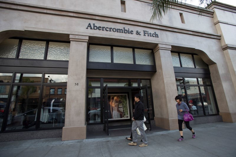 © Reuters. People walk by an Abercrombie & Fitch Co store in Pasadena