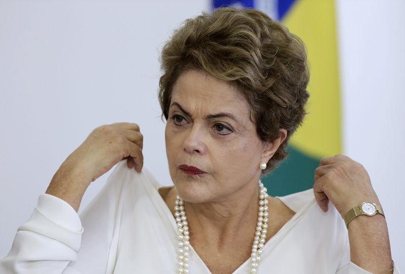 © Reuters. رئيسة البرازيل تقول إن معارضيها لا يملكون أساسا قانونيا للإطاحة بها