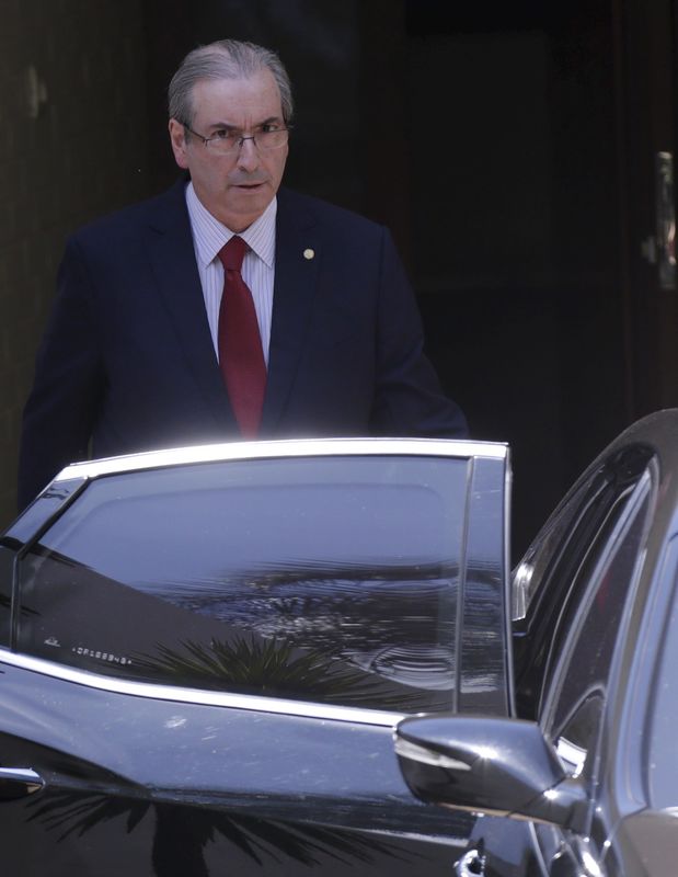 © Reuters. Deputado Eduardo Cunha deixa sua residência oficial em Brasília