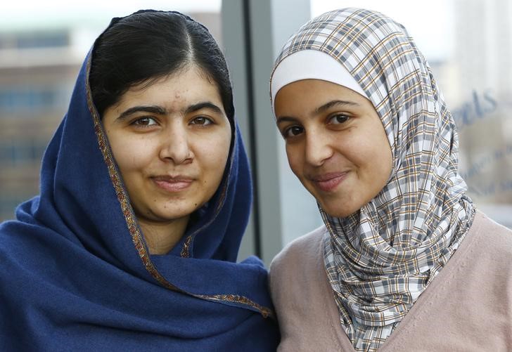 © Reuters. Malala Yousefzai reencontra colega Muzoon Almellehan