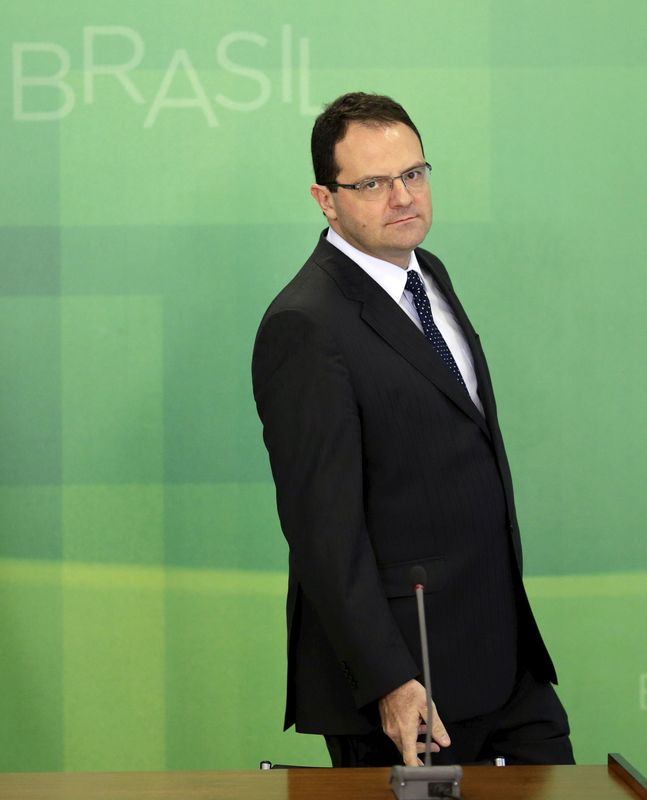 © Reuters. Novo ministro da Fazenda do Brasil, Nelson Barbosa chega a uma coletiva de imprensa no Palácio do Planalto em Brasília.