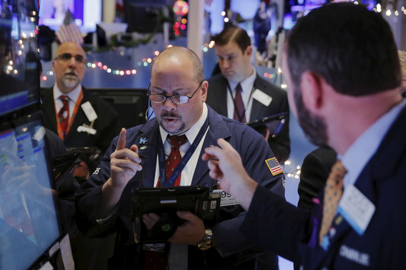 © Reuters. Traders work shortly after the opening bell on the floor of the New York Stock Exchange in the Manhattan borough of New York 