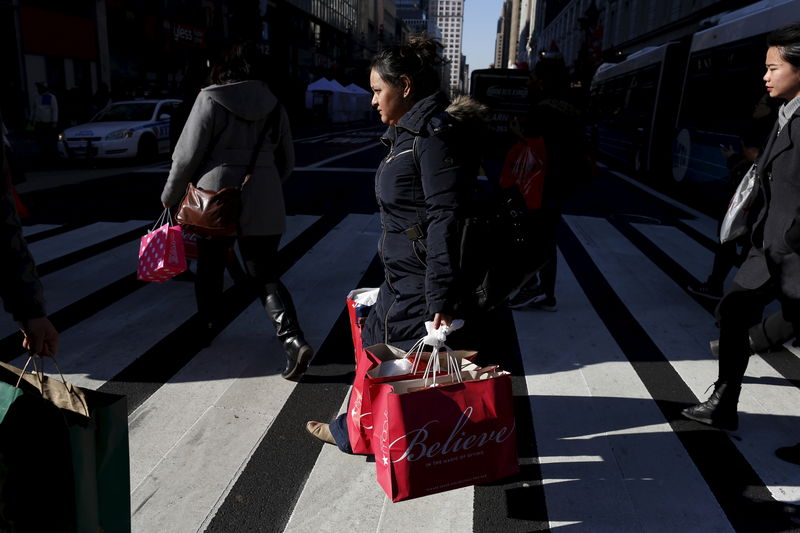 © Reuters. بيانات- إنفاق المستهلكين الأمريكيين ارتفع 0.3% في نوفمبر
