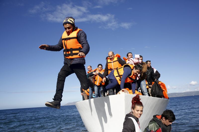 © Reuters. وفاة عشرة مهاجرين قبالة جزيرة يونانية وحرس السواحل ينقذ 13
