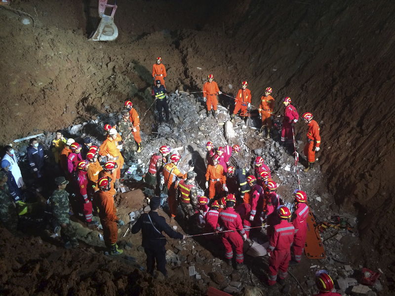 © Reuters. انتشال رجل حي من تحت انقاض الانهيار الطيني في شنتشن بالصين