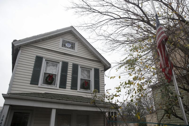 © Reuters. A flag is seen at half-staff outside a home honoring NYPD Detective Joseph Lemm down the street from the 50th precinct in the Bronx borough of New York 