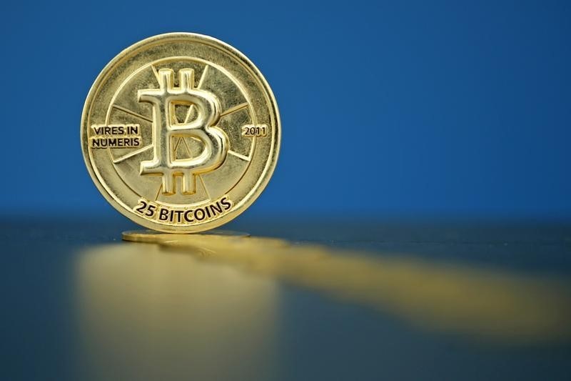 © Reuters. An illustration photo of Bitcoin (virtual currency) coins are seen at La Maison du Bitcoin in Paris