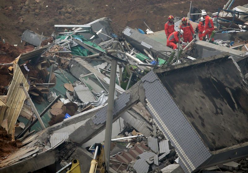 © Reuters. Rescatado con vida un hombre enterrado tras deslave en ciudad china de Shenzhen