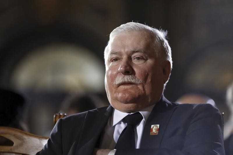 © Reuters. Former Polish President Walesa attends a church service to commemorate former German President Richard von Weizsaecker in Berlin