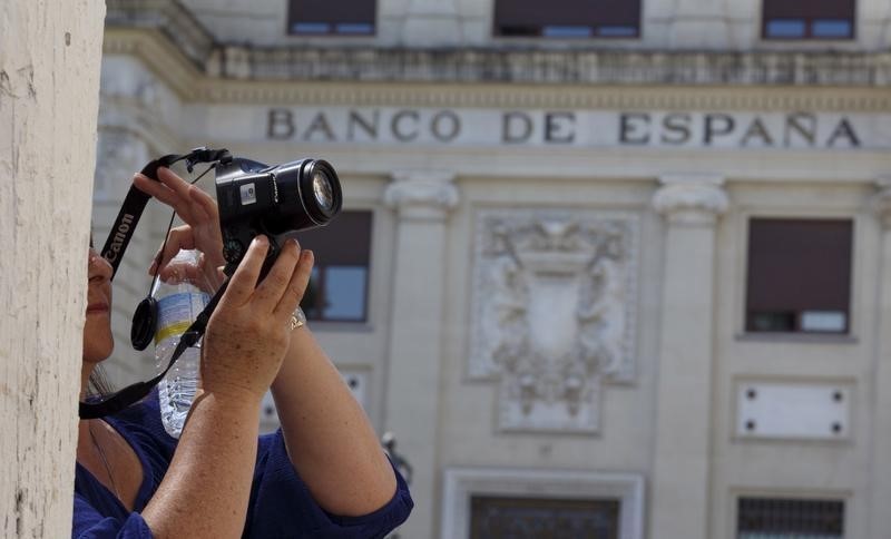 © Reuters. El Tesoro español emitirá 226.694 millones de euros brutos en 2016