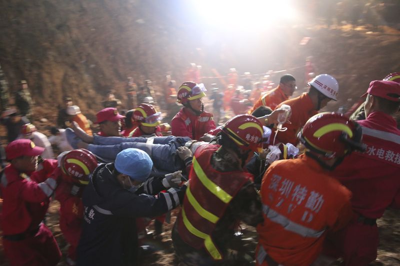 © Reuters. Sobrevivente é retirado de destroços na China 