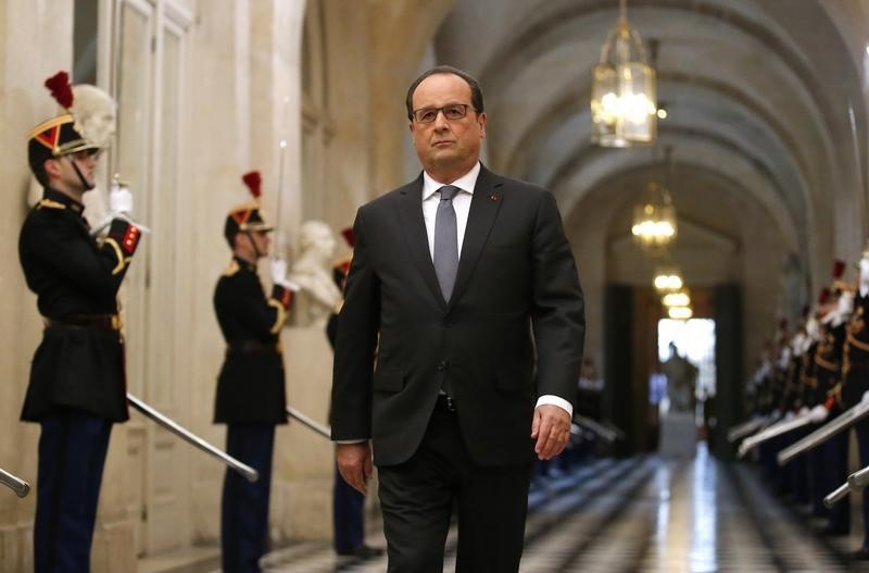 © Reuters. FRANÇOIS HOLLANDE MAINTIENDRAIT LA DÉCHEANCE DE NATIONALITÉ