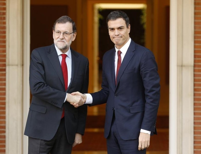 © Reuters. Rajoy abre ronda de contactos recibiendo a Sánchez en La Moncloa